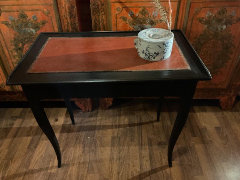 Table à écrire 18 ème laquée noire dessus cuir