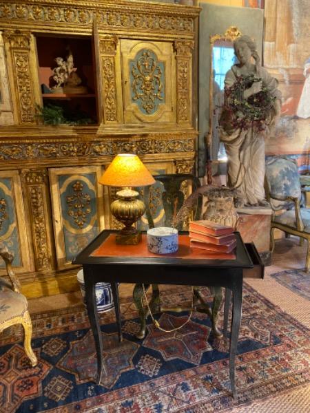 Table à écrire 18 ème laquée noire dessus cuir