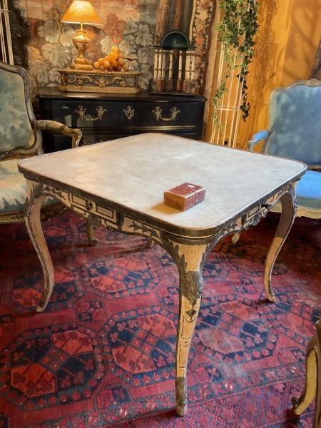 Table à jeux de style régence ( maison Jansen ) dont le plateau est mobile . La ceinture ouvrant sur 4 tiroirs et 4 porte-flambeaux