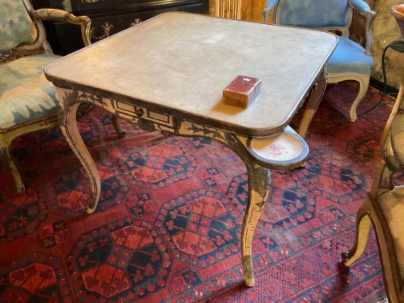 Table à jeux de style régence ( maison Jansen ) dont le plateau est mobile . La ceinture ouvrant sur 4 tiroirs et 4 porte-flambeaux