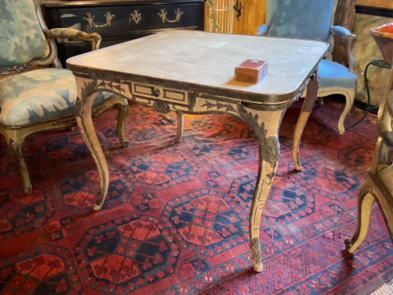 Table à jeux de style régence ( maison Jansen ) dont le plateau est mobile . La ceinture ouvrant sur 4 tiroirs et 4 porte-flambeaux