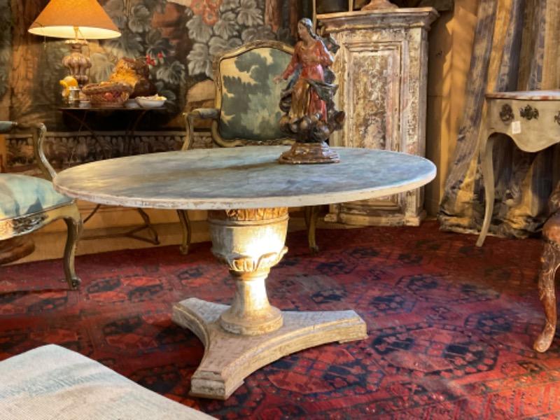 Table basse ronde ( plateau fixé sur un fût en bois sculpté et doré) XIX ème 