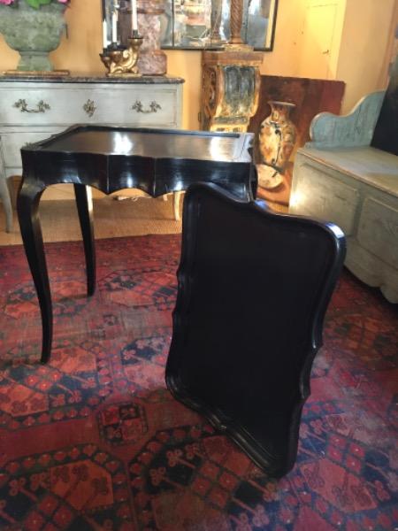 Table cabaret avec plateau amovible laquée noire ( maison Jansen ? ) xx ème
