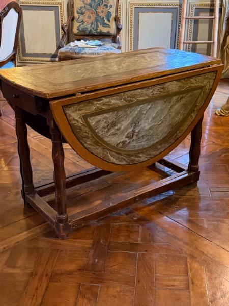 Table italienne ovale 18 ème peinte faux-marbre à abattants