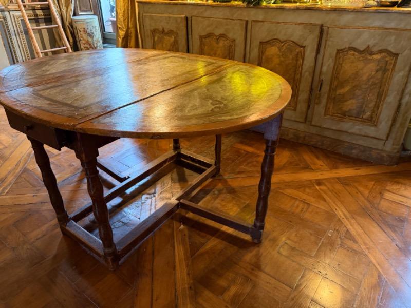 Table italienne ovale 18 ème peinte faux-marbre à abattants