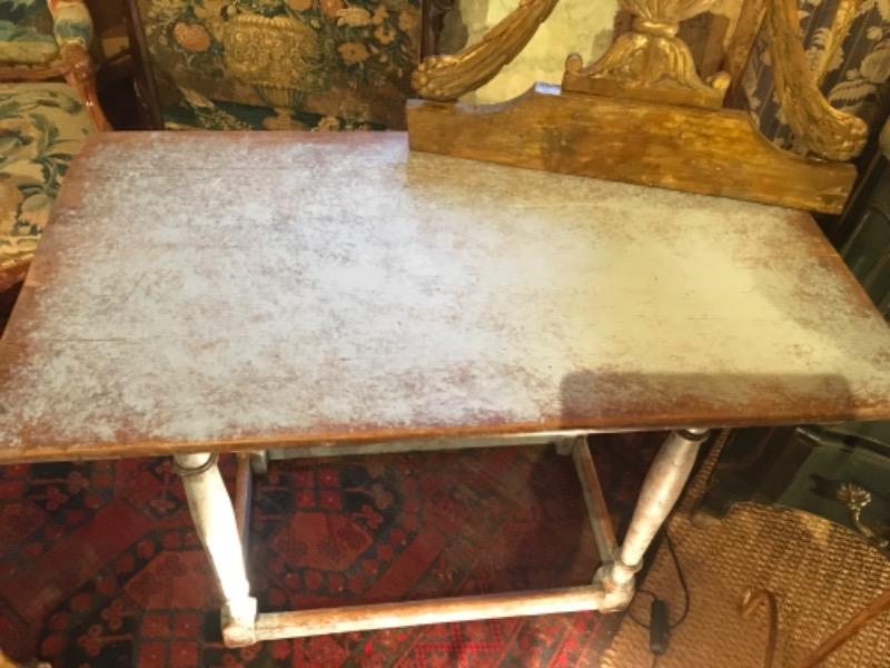 Table suédoise peinte fin XVIII ème 