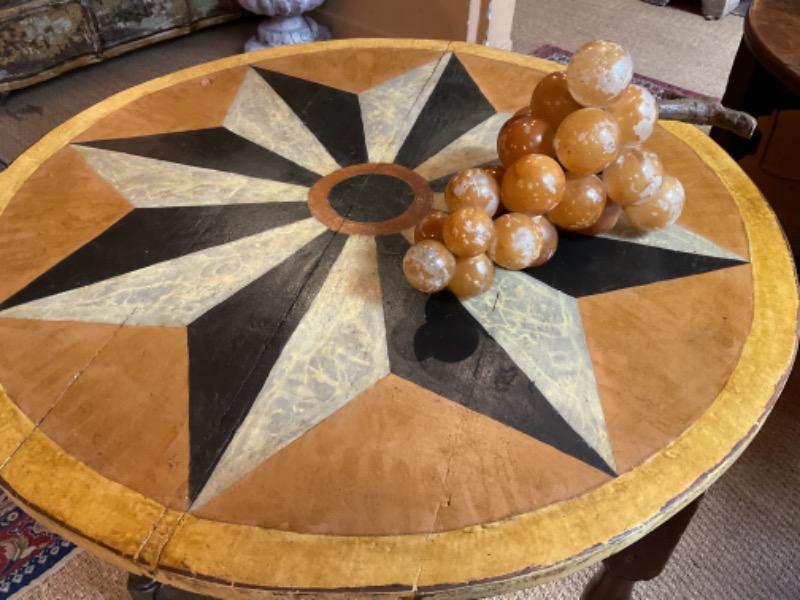 Table vigneronne pliante XVII ème ( décor sur le plateau plus récente )