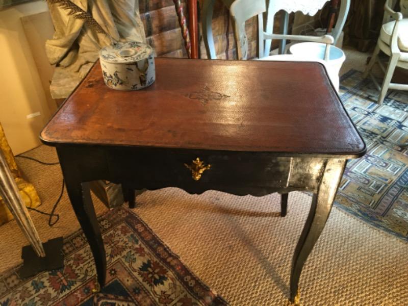 Petite table volante laquée noire d’époque Louis XV avec un tiroir