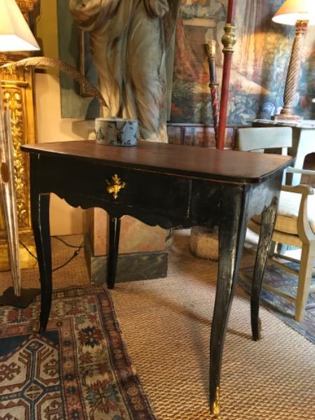 Petite table volante laquée noire d’époque Louis XV avec un tiroir