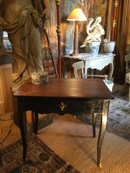 Petite table volante laquée noire d’époque Louis XV avec un tiroir