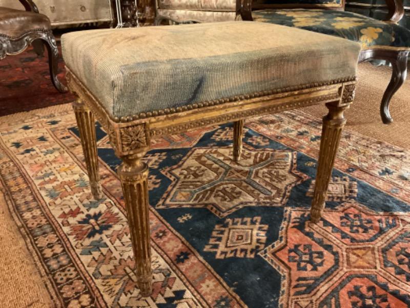 Tabouret d’époque L XVI en bois doré recouvert de lin ( tissus Frey )