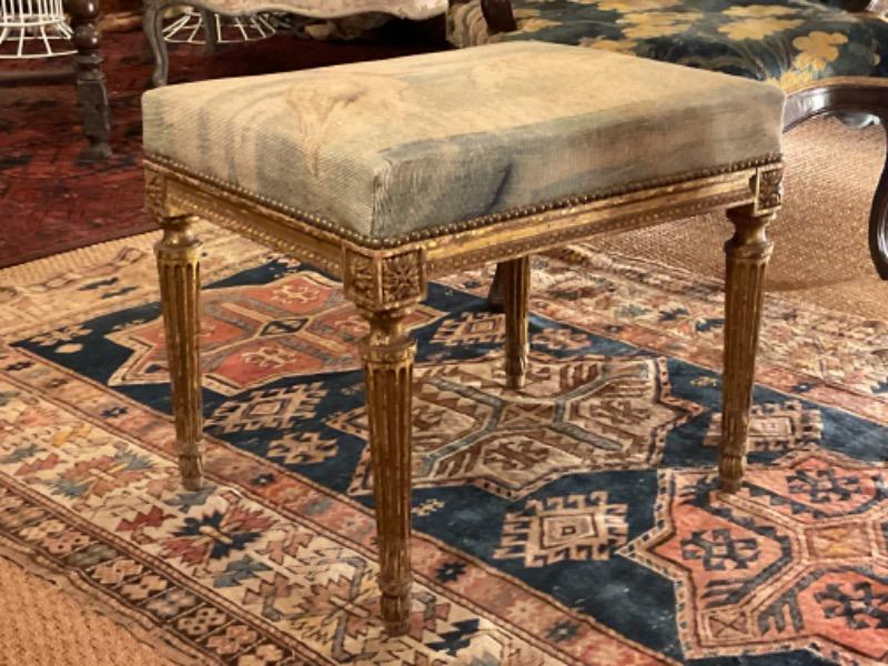 Tabouret d’époque L XVI en bois doré recouvert de lin ( tissus Frey )