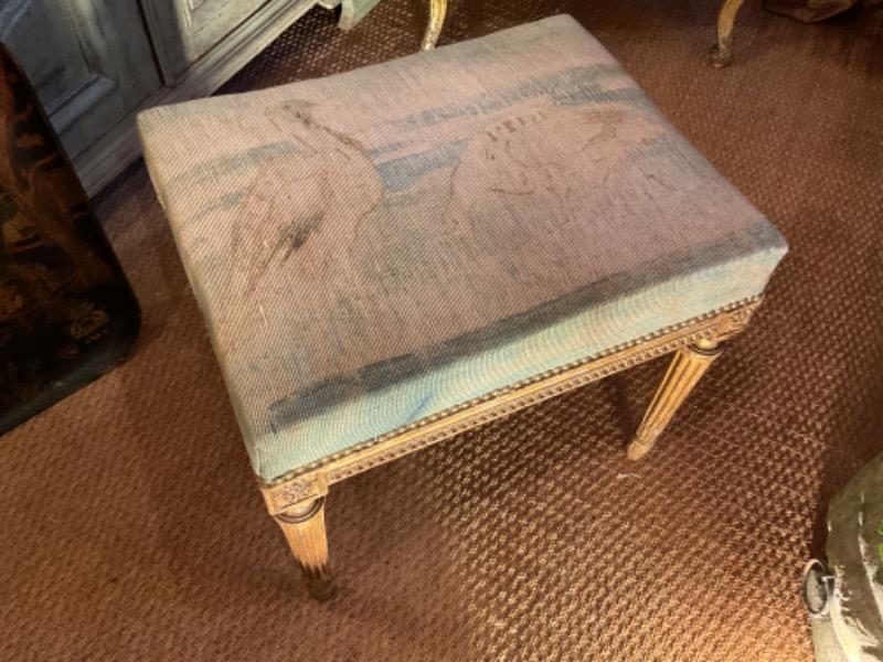 Tabouret d’époque L XVI en bois doré recouvert de lin ( tissus Frey )