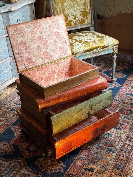 Tabouret-livres formant tiroirs( Italie XX ème ) 