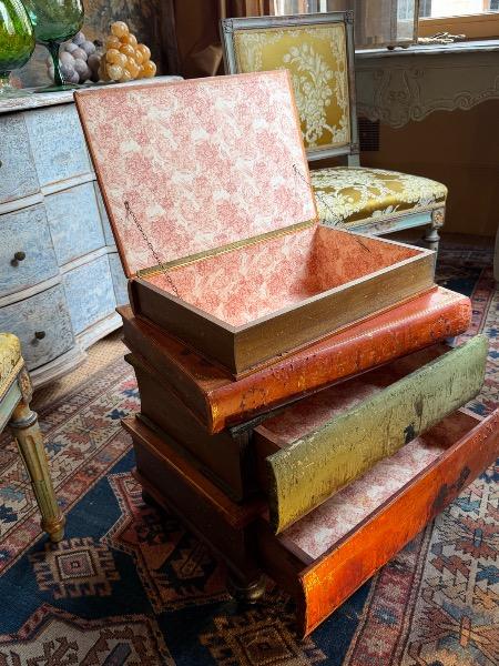 Tabouret-livres formant tiroirs( Italie XX ème ) 