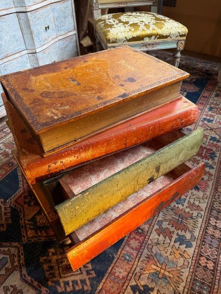 Tabouret-livres formant tiroirs( Italie XX ème ) 