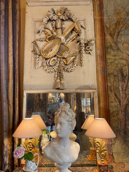 Trumeau de boiserie d’époque 18 ème aux attributs de musique en bois sculpté 