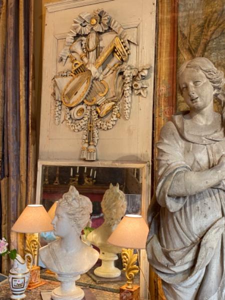 Trumeau de boiserie d’époque 18 ème aux attributs de musique en bois sculpté 