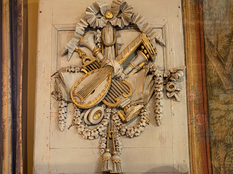 Trumeau de boiserie d’époque 18 ème aux attributs de musique en bois sculpté 