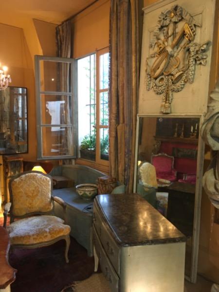 Trumeau de boiserie d’époque 18 ème aux attributs de musique en bois sculpté 